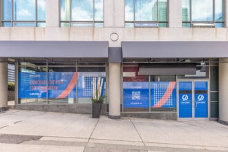 12 Blue Jays Way, Toronto, ON à louer Photo de l’immeuble– Image 1 sur 6