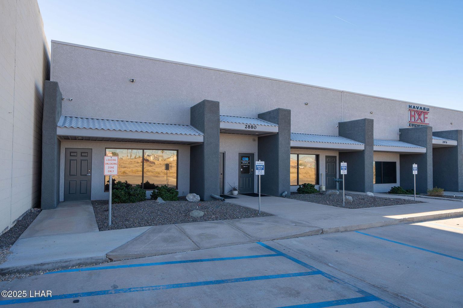 2880 Sweetwater Ave, Lake Havasu City, AZ à louer Photo de l’immeuble– Image 1 sur 25