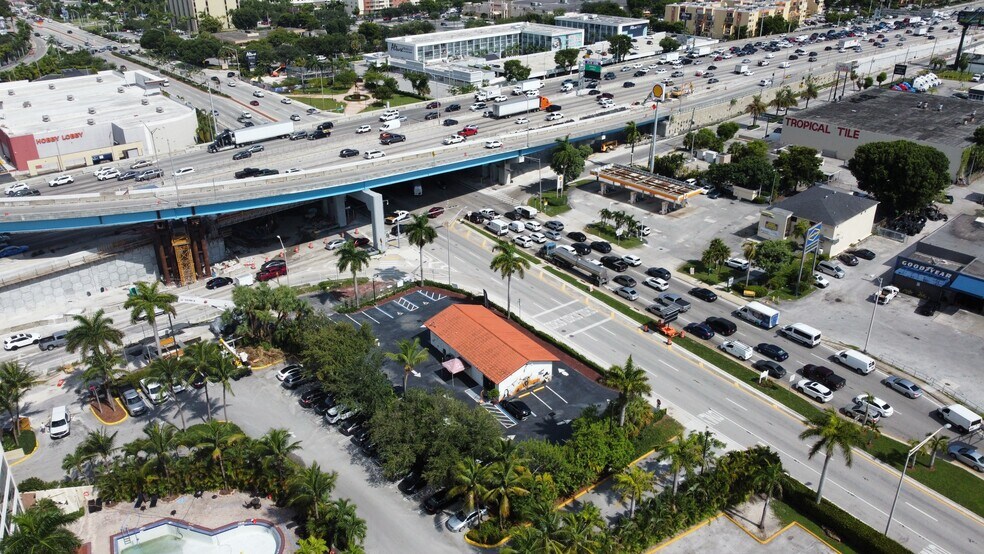 7701 NW 103rd St, Hialeah, FL à louer - Photo principale – Image 3 sur 15
