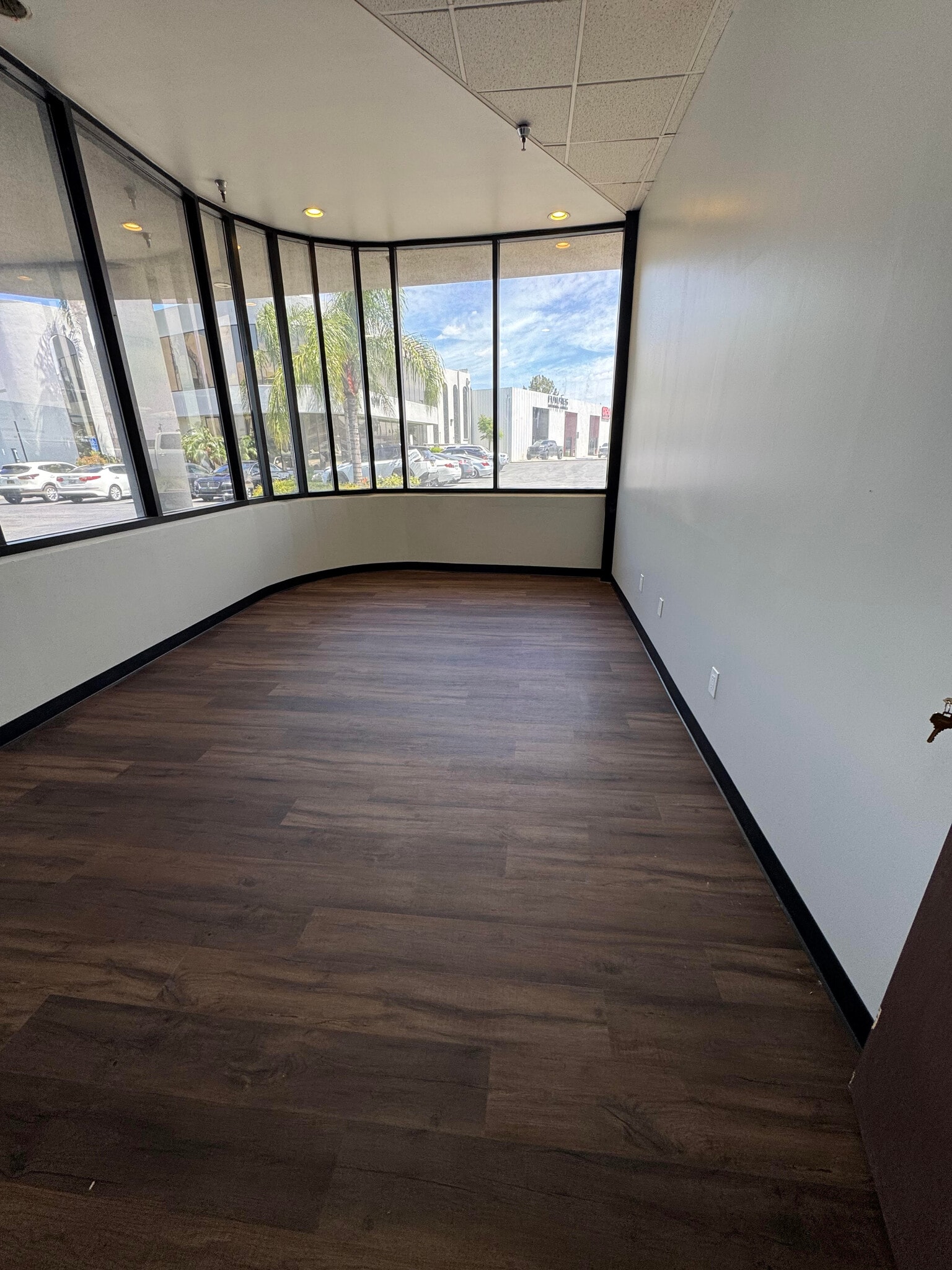 1611 W Pomona Rd, Corona, CA à louer Photo intérieure– Image 1 sur 6