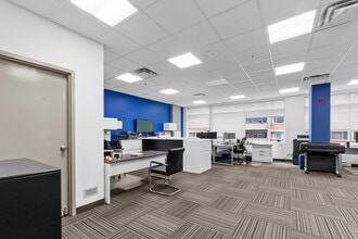 150 Boul De La Côte-Vertu, Saint-Laurent, QC à louer Photo intérieure– Image 2 sur 10