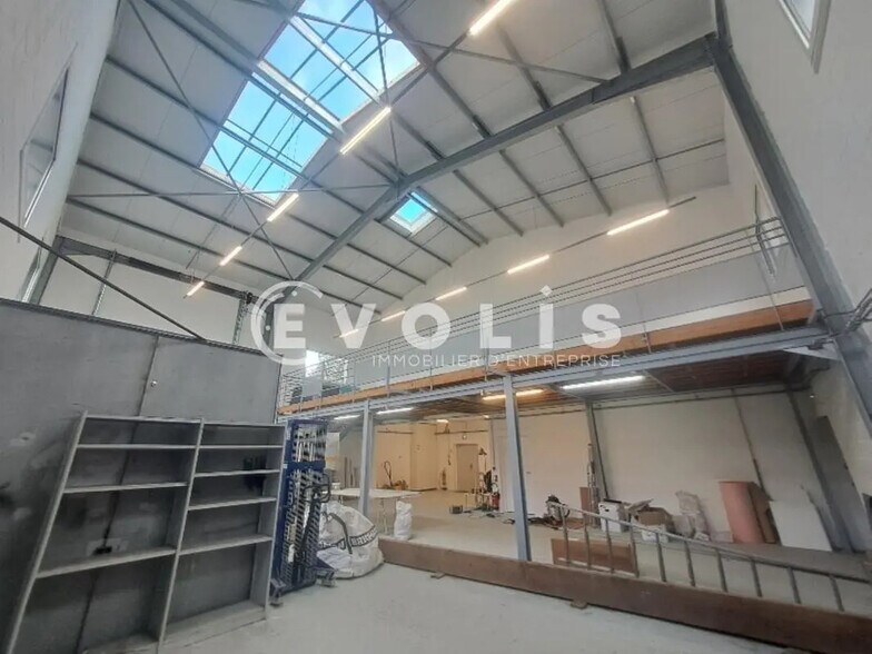 Local d'activités dans Croissy-Beaubourg à vendre - Photo de l’immeuble – Image 3 sur 7