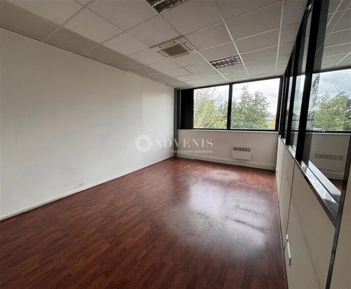Bureau dans Lisses à louer - Photo de l’immeuble – Image 2 sur 4