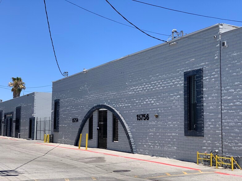 15754-15756 Arminta St, Van Nuys, CA à louer - Photo de l’immeuble – Image 3 sur 29