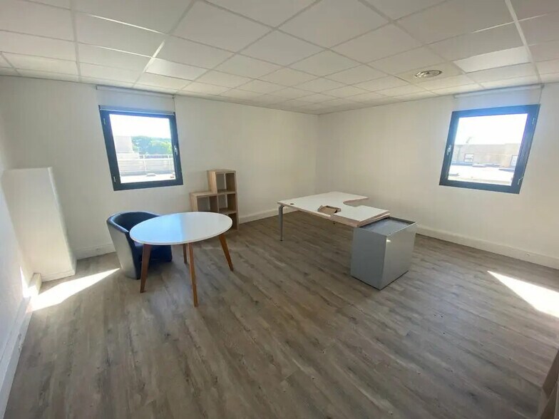 415 Rue Claude Nicolas Ledoux, Aix-en-Provence à louer - Photo de l’immeuble – Image 2 sur 2