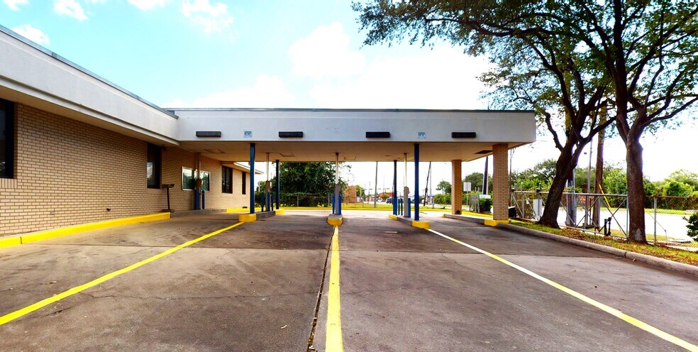 4101 Clinton Dr, Houston, TX à louer - Photo de l’immeuble – Image 3 sur 24