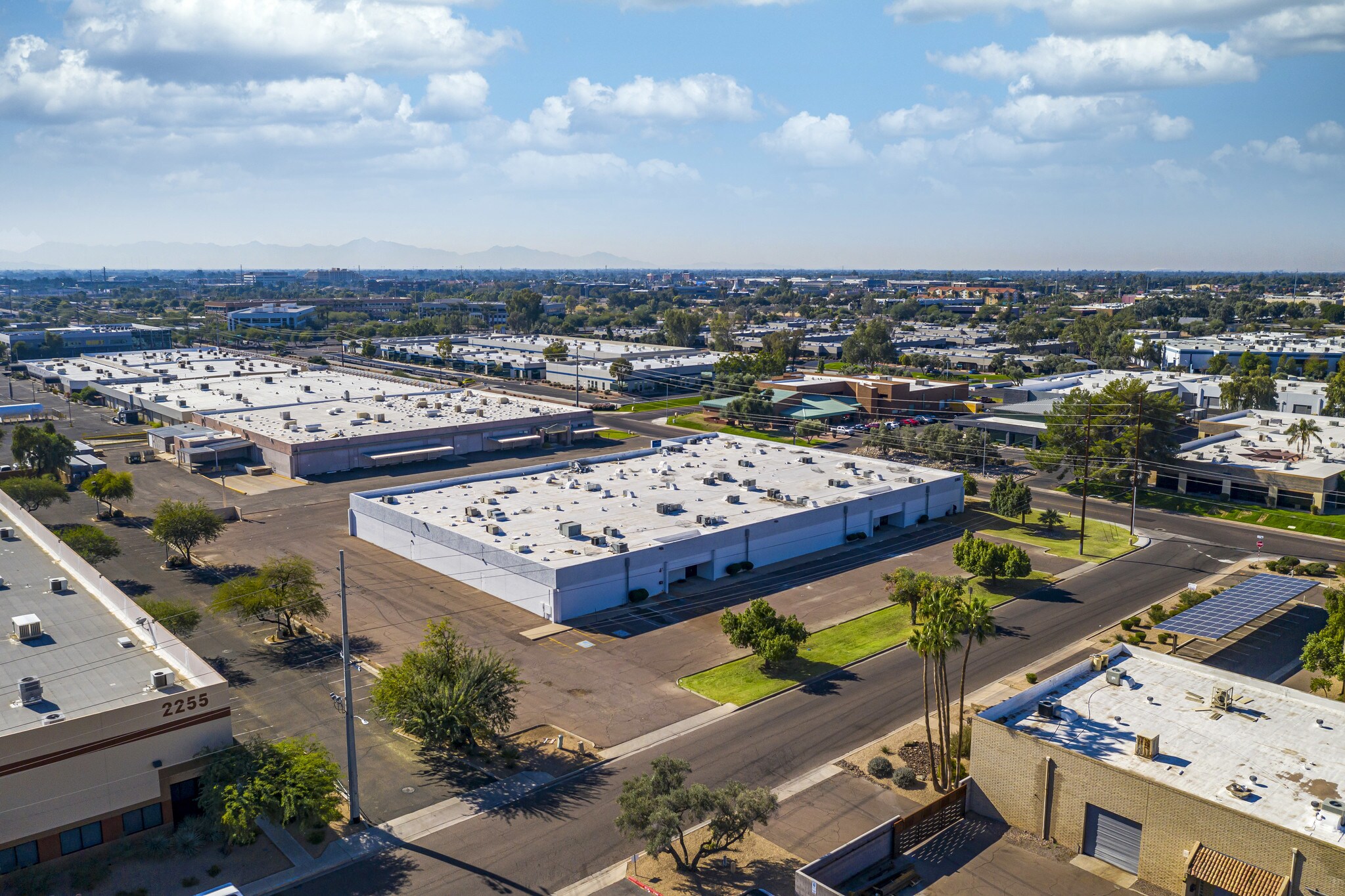 2265 W Desert Cove Ave, Phoenix, AZ à louer Photo de l’immeuble– Image 1 sur 7