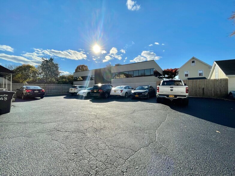 16 S Maryland Ave, Port Washington, NY à vendre - Photo de l’immeuble – Image 2 sur 27