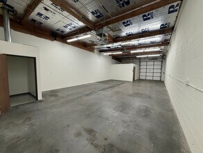 8030-8040 Remmet Ave, Canoga Park, CA à louer Photo intérieure– Image 2 sur 5