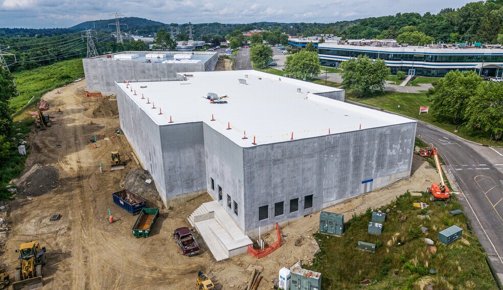 16 Skyline Dr, Hawthorne, NY à louer - Photo de l’immeuble – Image 2 sur 2