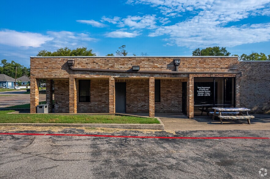 1300 N Anglin, Cleburne, TX à louer - Photo de l’immeuble – Image 2 sur 15