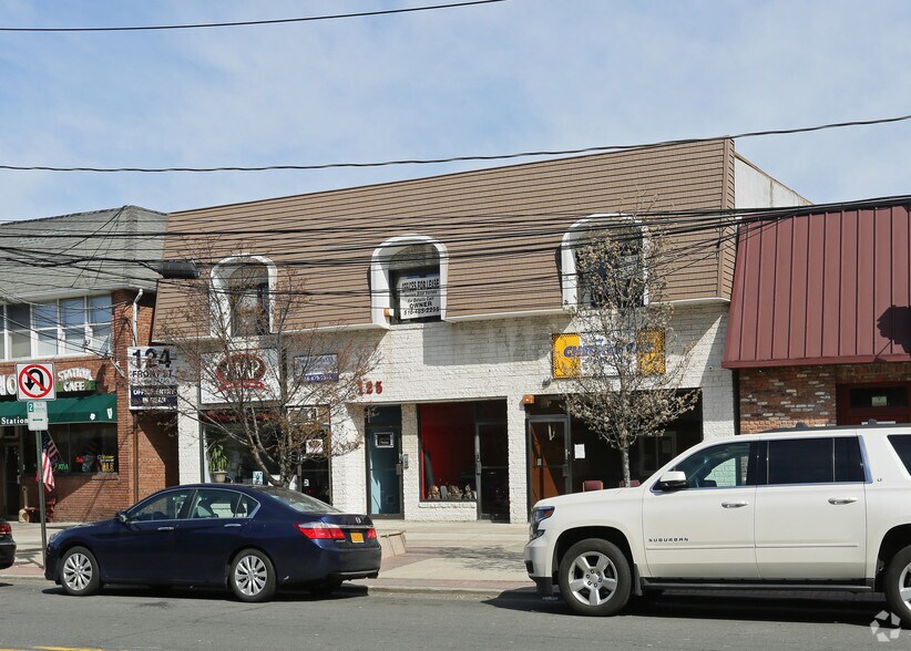 125 Front St, Massapequa Park, NY à vendre - Photo principale – Image 1 sur 4