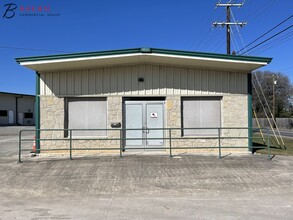 141 Industrial Dr, Boerne, TX à louer Photo de l’immeuble– Image 1 sur 16