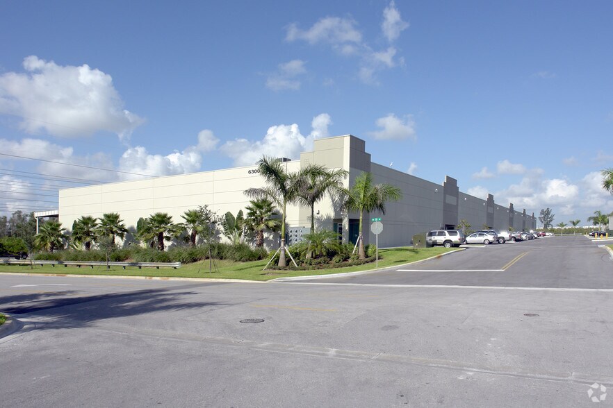 6300-6330 NW 99th Ave, Doral, FL à louer - Photo de l’immeuble – Image 2 sur 8
