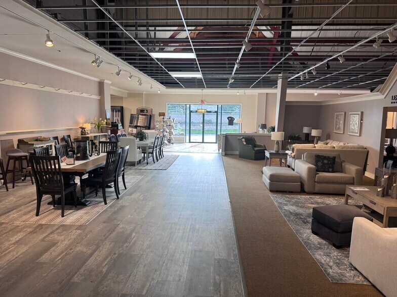 661 S Main St, Crystal Lake, IL à vendre - Photo de l’immeuble – Image 3 sur 5