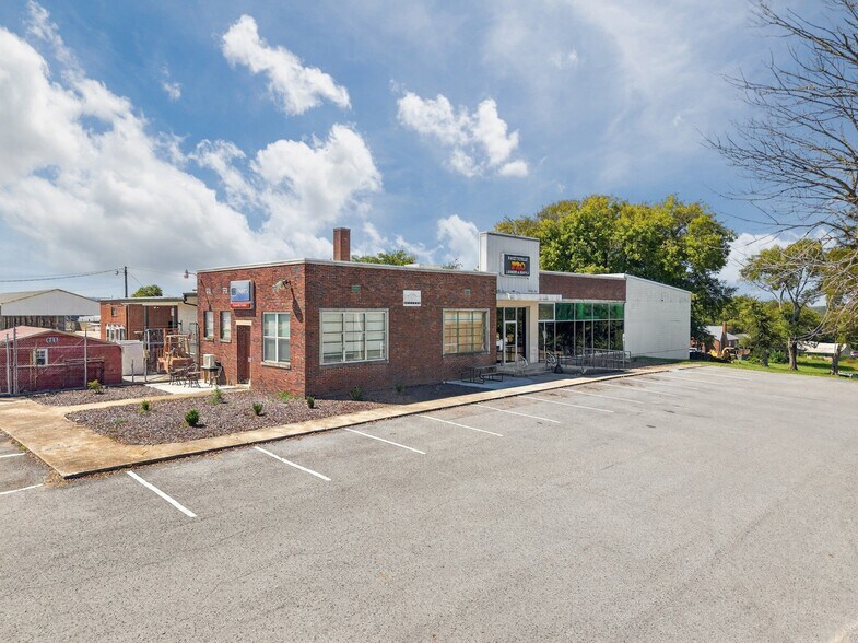 1404 Washington St W, Fayetteville, TN à vendre - Photo de l’immeuble – Image 2 sur 16