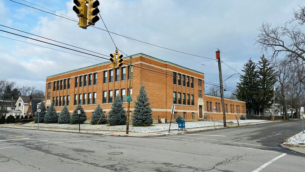 1018 College Ave, Niagara Falls, NY à vendre - Photo de l’immeuble – Image 1 sur 29