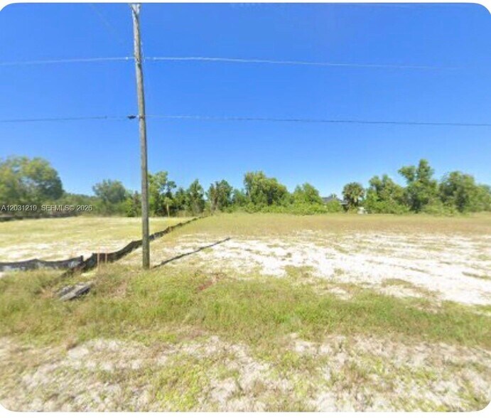 3513 NW 46th Ln, Cape Coral, FL à vendre - Photo de l’immeuble – Image 2 sur 2
