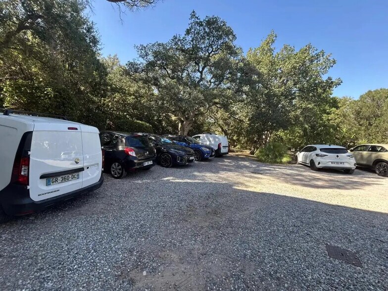 Industriel/Logistique dans Saint-Raphaël à vendre - Photo de l’immeuble – Image 2 sur 7