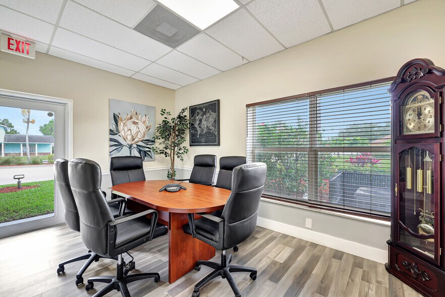 550 SE Port St Lucie Blvd, Port Saint Lucie, FL à louer - Photo intérieure – Image 3 sur 4