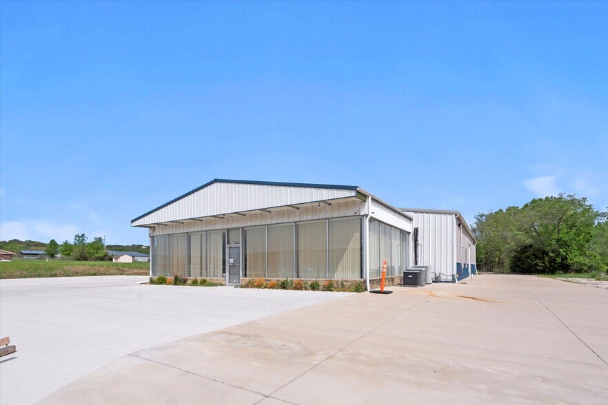 325 E State Ave, Tonganoxie, KS à louer - Photo de l’immeuble – Image 3 sur 40