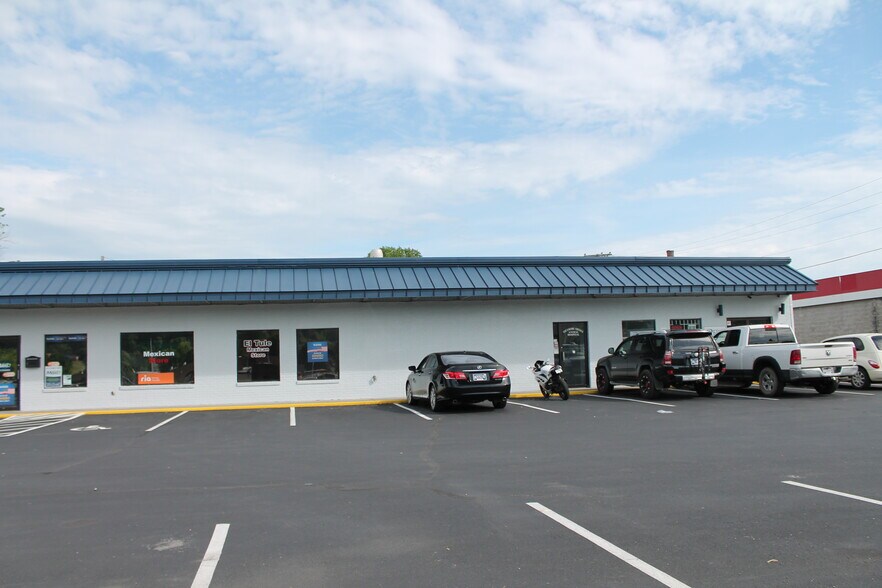 851 W Elk Ave, Elizabethton, TN à louer - Photo de l’immeuble – Image 3 sur 4