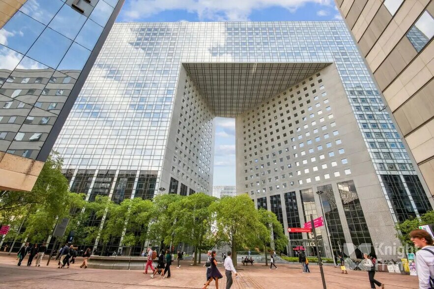 11-13 Cours Valmy, Puteaux à louer - Photo de l’immeuble – Image 1 sur 9