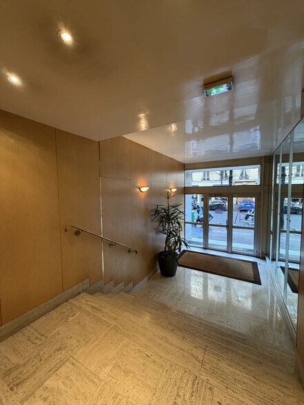 Bureau dans Paris à louer - Hall d’entrée – Image 3 sur 12