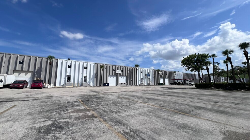 9300-9410 NW 100th St, Medley, FL à louer - Photo de l’immeuble – Image 2 sur 4