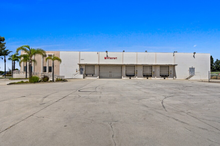 13911 Gannet St, Santa Fe Springs, CA à vendre - Photo de l’immeuble – Image 2 sur 10