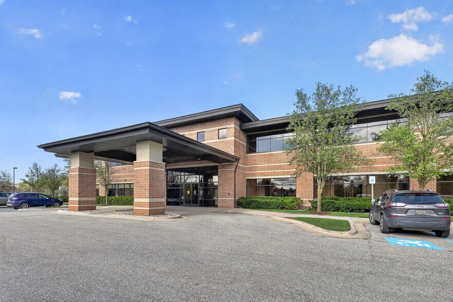 39475 Lewis Dr, Novi, MI à louer - Photo de l’immeuble – Image 2 sur 14