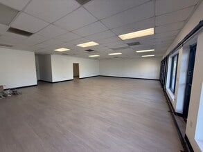 8841-8863 Canoga Ave, Canoga Park, CA à louer Photo intérieure– Image 2 sur 9