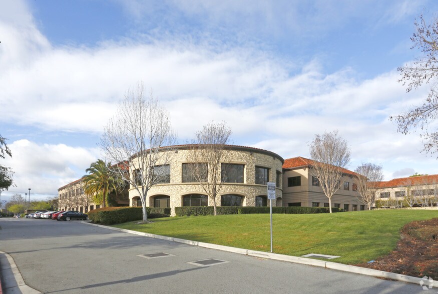 313 Fairchild Dr, Mountain View, CA à louer - Photo de l’immeuble – Image 2 sur 10
