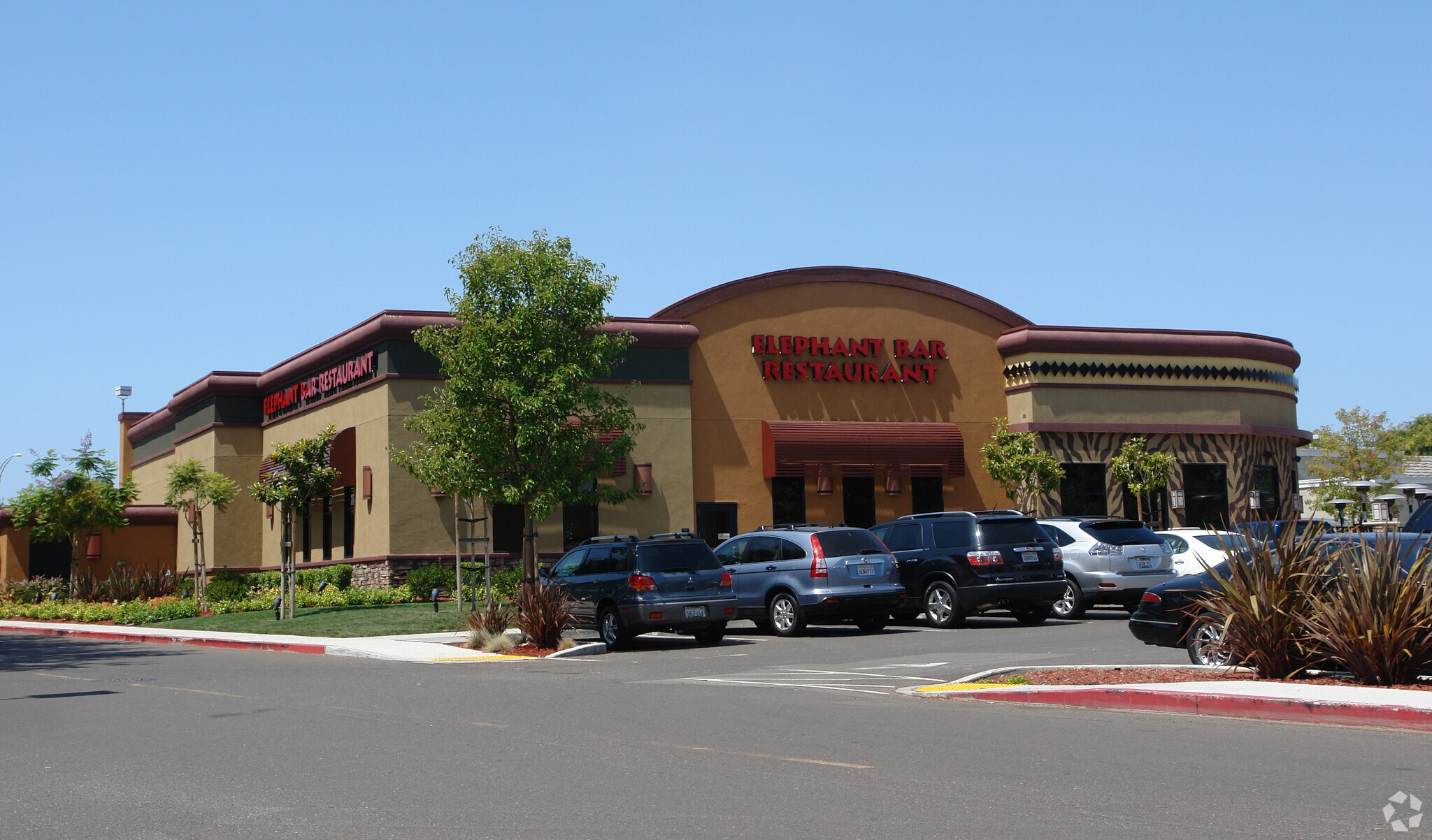 24177 Southland Dr, Hayward, CA à vendre Photo principale– Image 1 sur 3