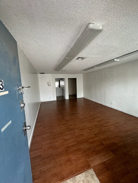 15498 Village Dr, Victorville, CA à louer - Photo intérieure – Image 2 sur 3