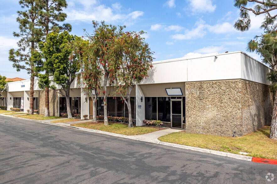 12800-12900 Garden Grove Blvd, Garden Grove, CA à vendre - Photo de l’immeuble – Image 2 sur 3