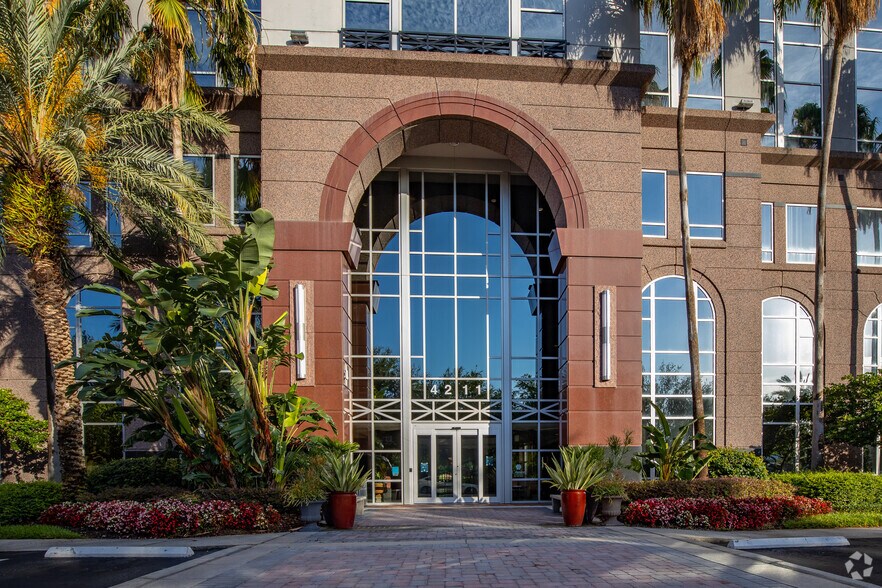 4211 W Boy Scout Blvd, Tampa, FL à louer - Photo de l’immeuble – Image 3 sur 4