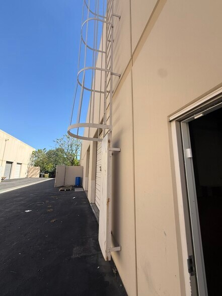 15823 W Monte St, Sylmar, CA à vendre - Photo de l’immeuble – Image 3 sur 105