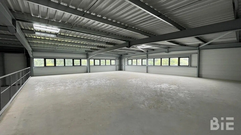 Local d'activités dans Salleboeuf à vendre - Photo de l’immeuble – Image 2 sur 7