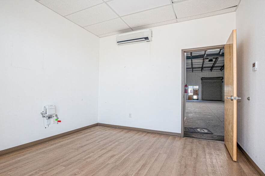 12301 Rojas Dr, El Paso, TX à louer - Photo de l’immeuble – Image 3 sur 16