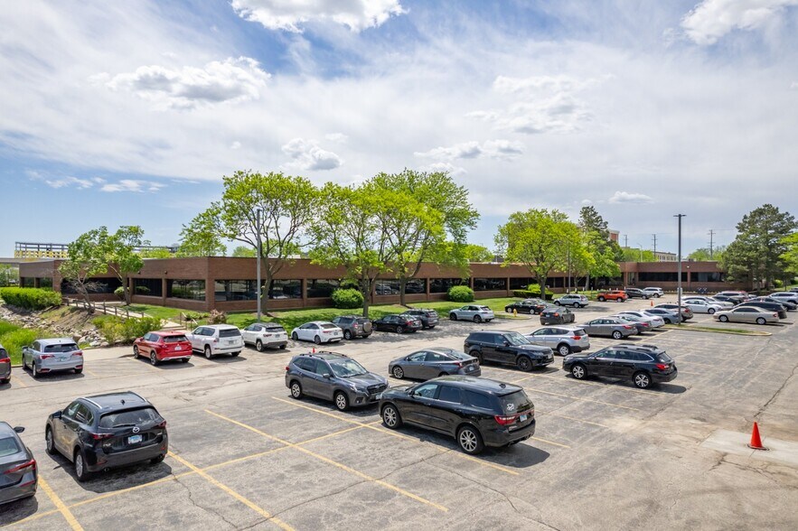 2101 S Arlington Heights Rd, Arlington Heights, IL à vendre - Photo de l’immeuble – Image 2 sur 65