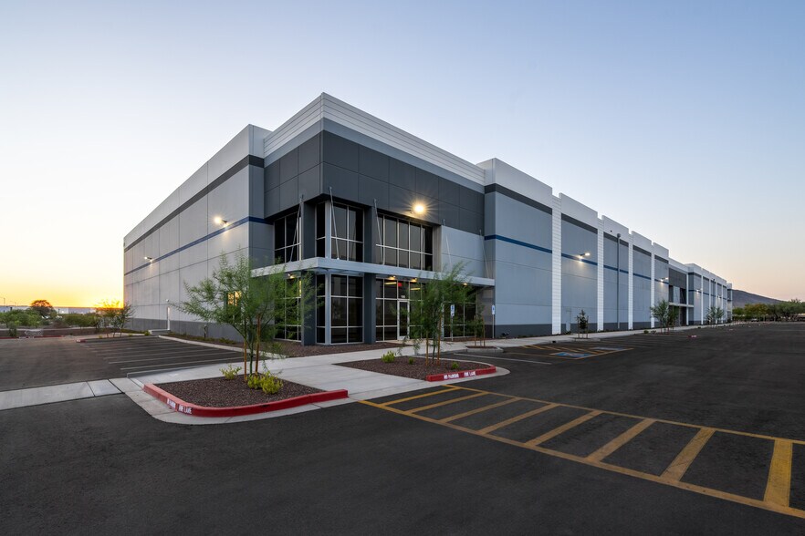 500 E Pinnacle Peak Rd, Phoenix, AZ à louer - Photo de l’immeuble – Image 2 sur 13
