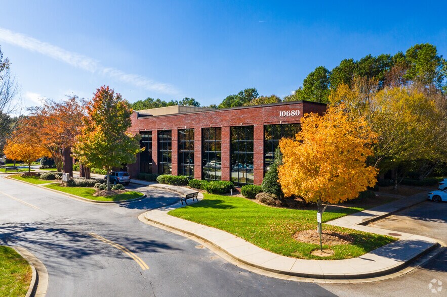 10680 Medlock Bridge Rd, Duluth, GA à louer - Photo de l’immeuble – Image 2 sur 10
