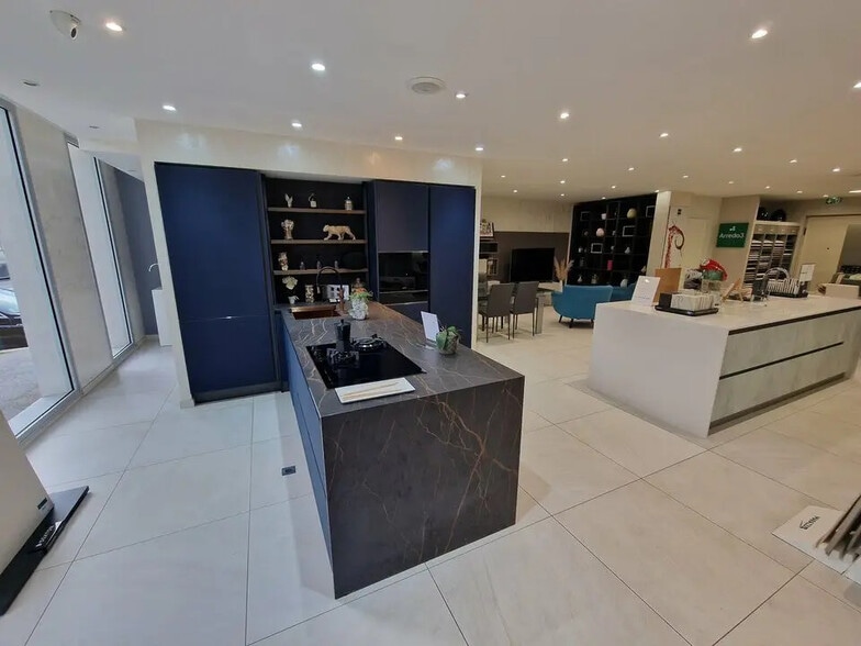 Local commercial dans Saint-Laurent-du-Var à louer - Photo intérieure – Image 1 sur 5