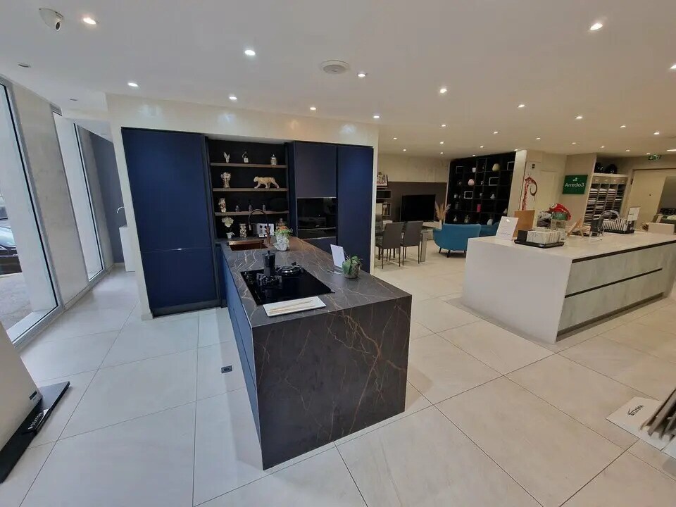 Local commercial dans Saint-Laurent-du-Var à louer Photo de l’immeuble– Image 1 sur 6