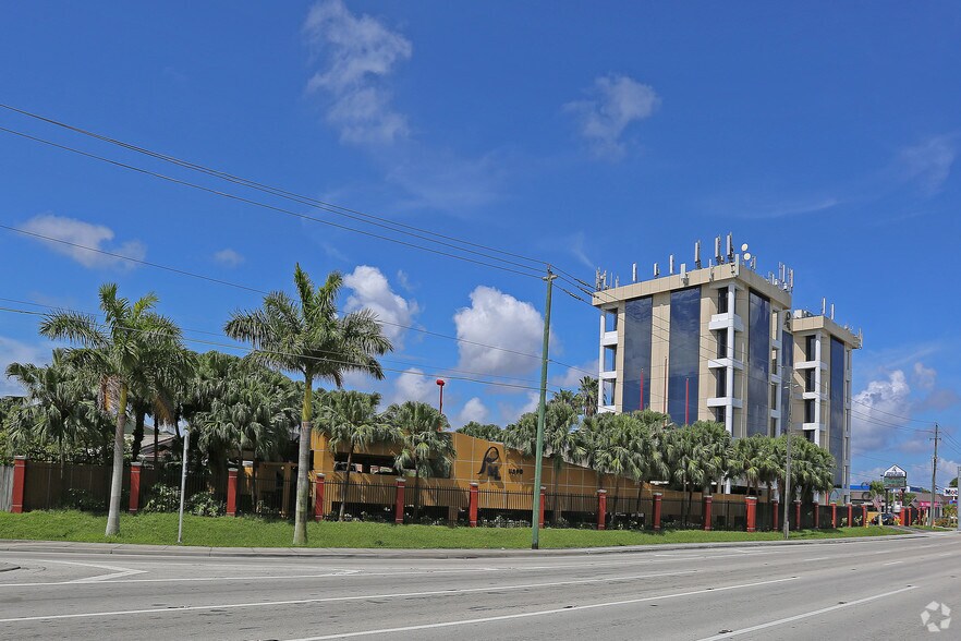11890 SW 8th St, Miami, FL à louer - Photo de l’immeuble – Image 2 sur 23
