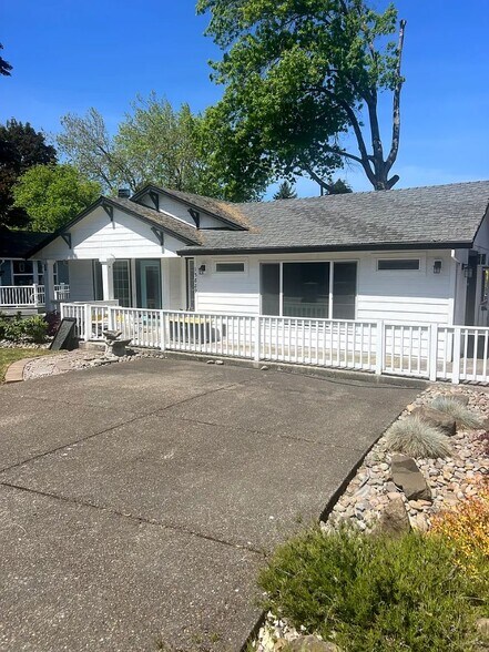 15829 SW 1st St, Sherwood, OR à louer - Photo de l’immeuble – Image 1 sur 31