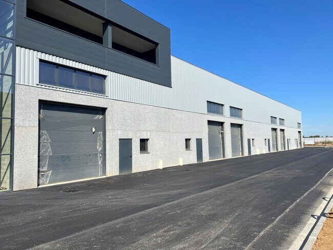 Plus de détails pour 1 Rue Henry Fosse, Le Mesnil-Amelot - Local d'activités à louer