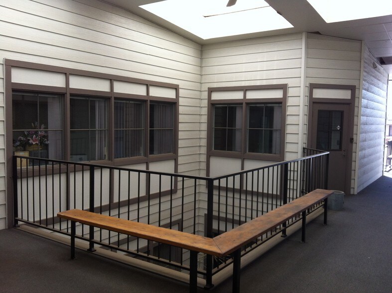 101 N College Ave, Modesto, CA à vendre - Photo de l’immeuble – Image 3 sur 13