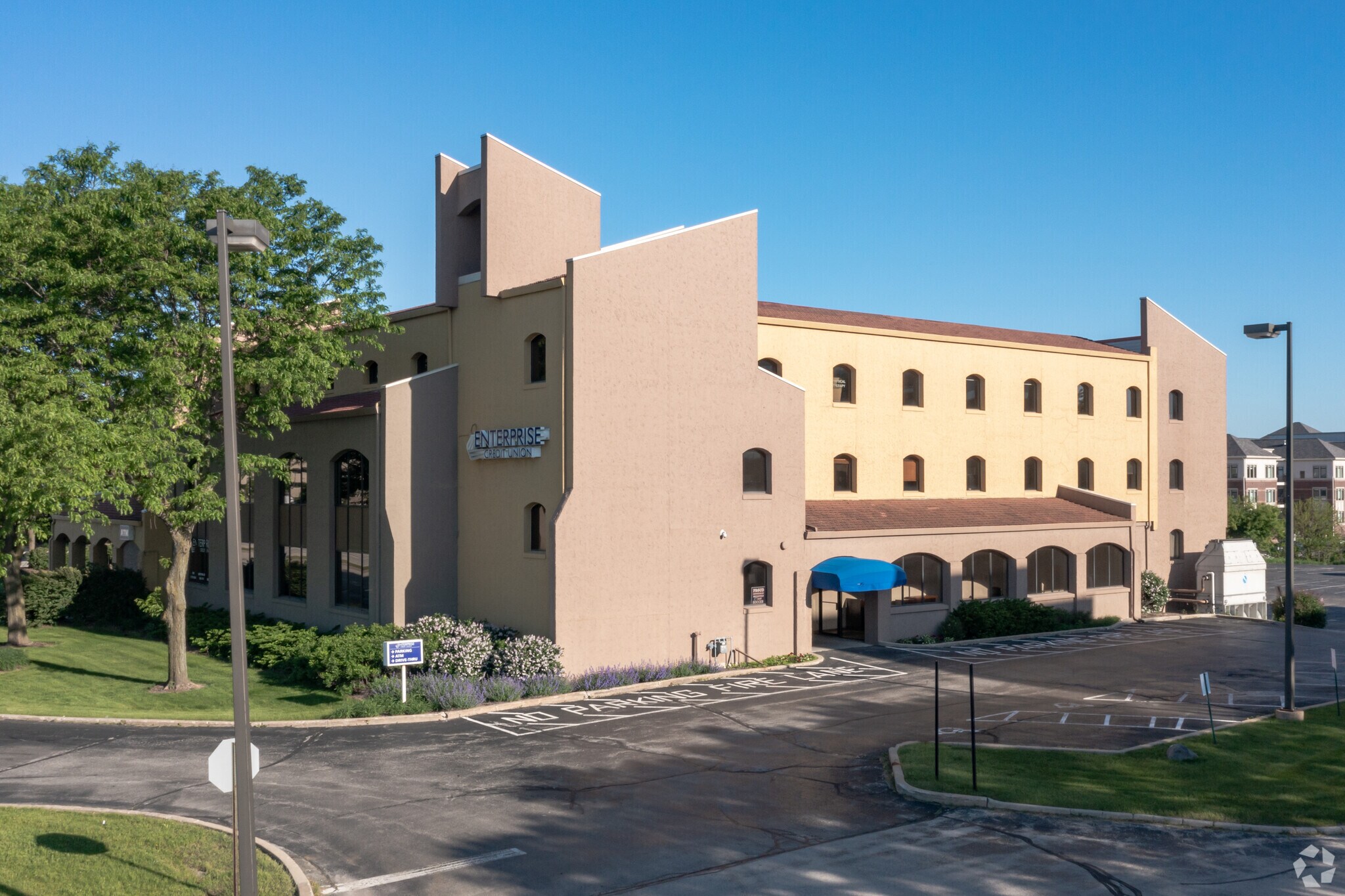 15850 W Bluemound Rd, Brookfield, WI à louer Photo principale– Image 1 sur 12